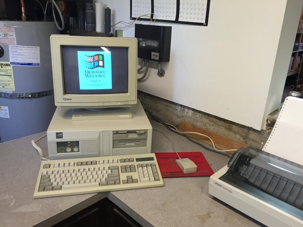 An ancient beige PC running an even older version of Windows